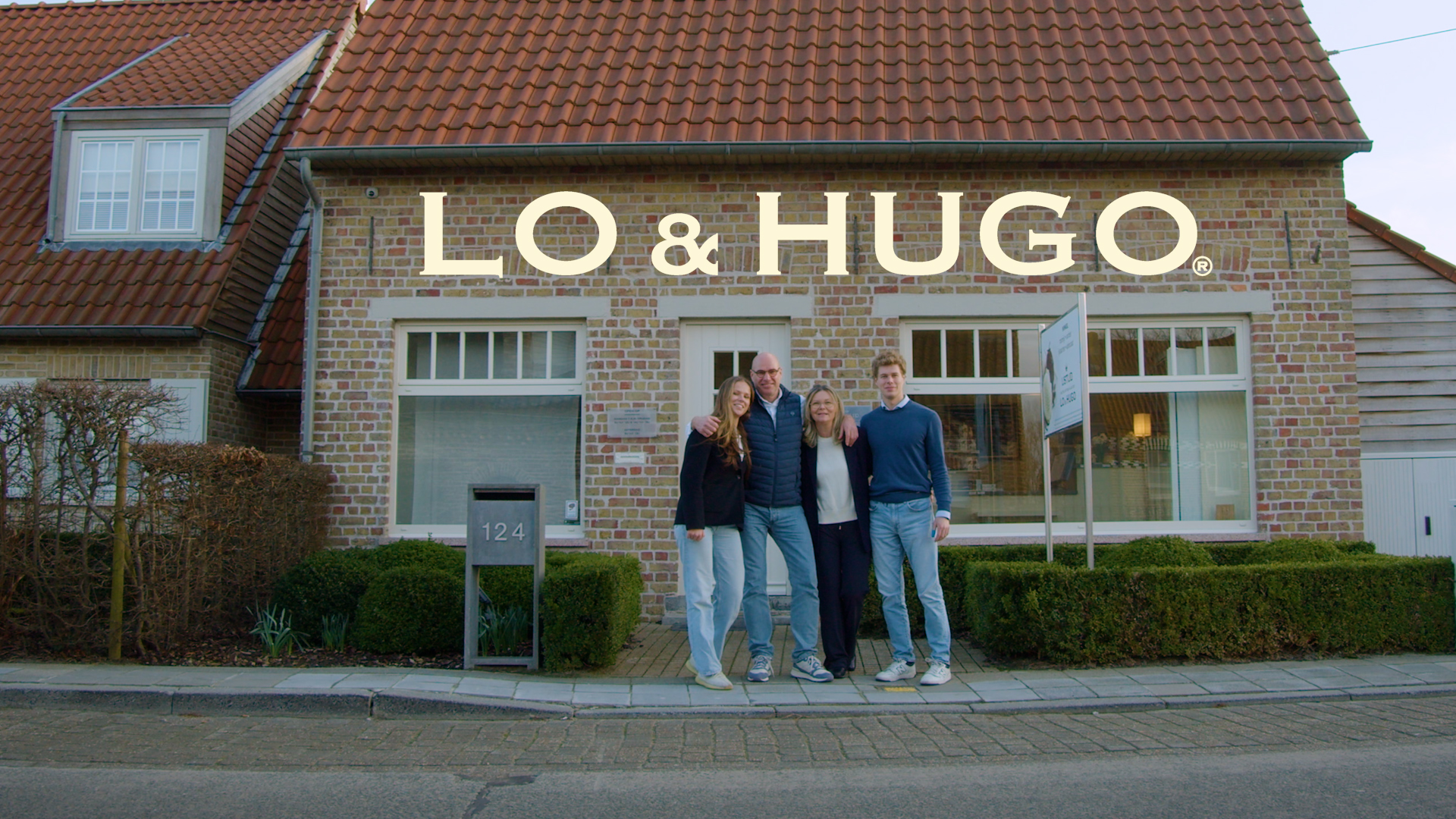 De familie voor het atelier in Oudenburg